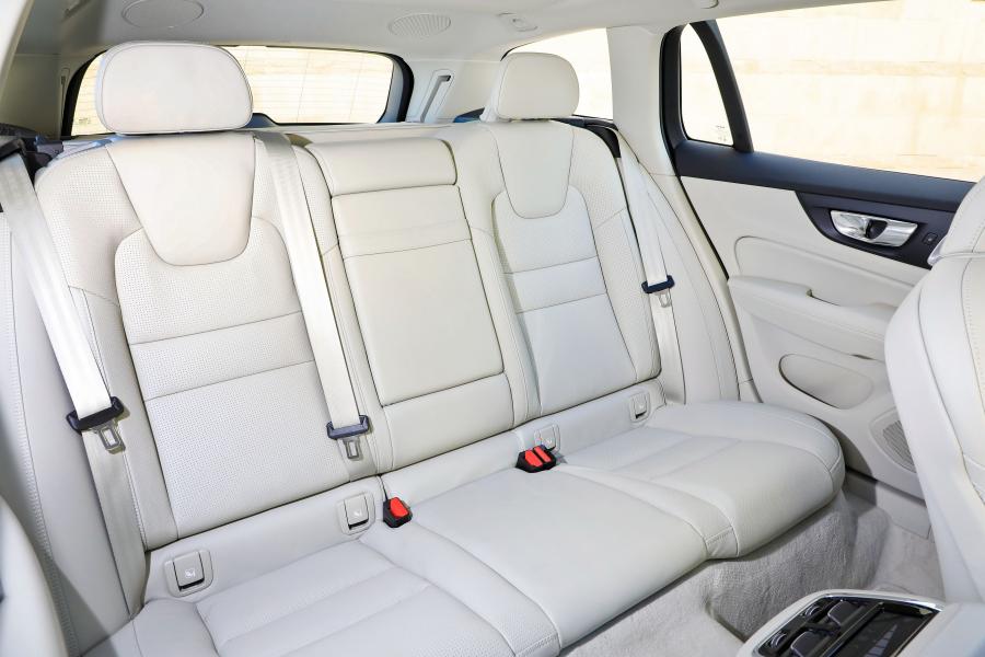 Интерьер Volvo V60 D4 Inscription 2018 года  (WW) (фото 38 из 40)